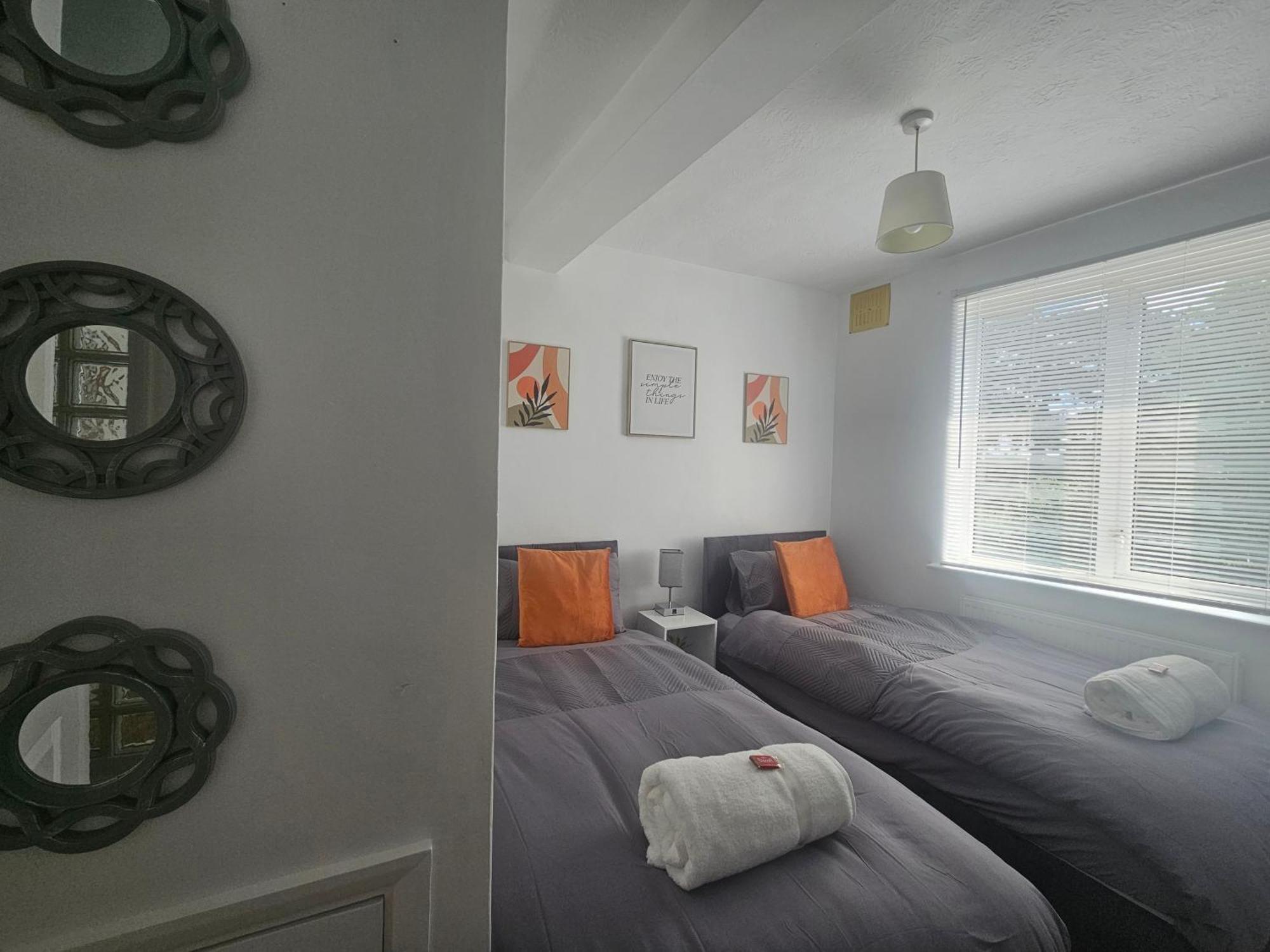 St Albans City Stays - Near Luton Airport - St Albans Abbey & City Train Station - Close To London- Harry Potter World - The Odyssey Cinema - Abbey Cathedral- Contractors I Business I Leisure- Sleeps Upto 6 People Esterno foto